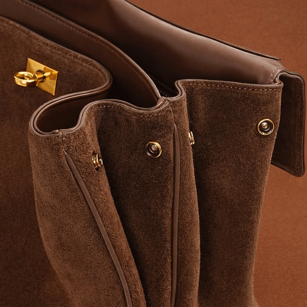 Braune Wildleder Schultertasche Damen Leder Detail mit Druckknopf