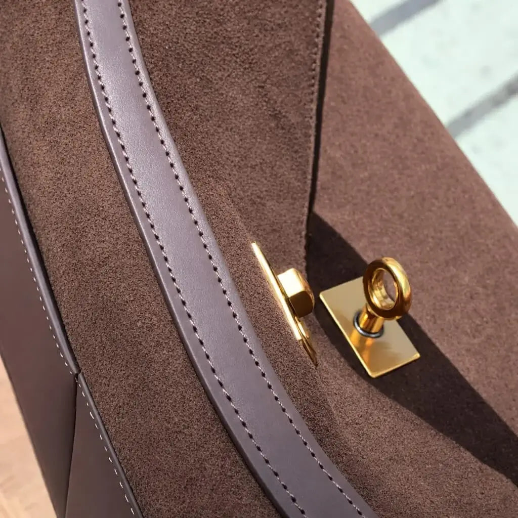 Mantilla Eve Leder Handtasche Damen Detail der goldenen Verschluss mit Wildleder