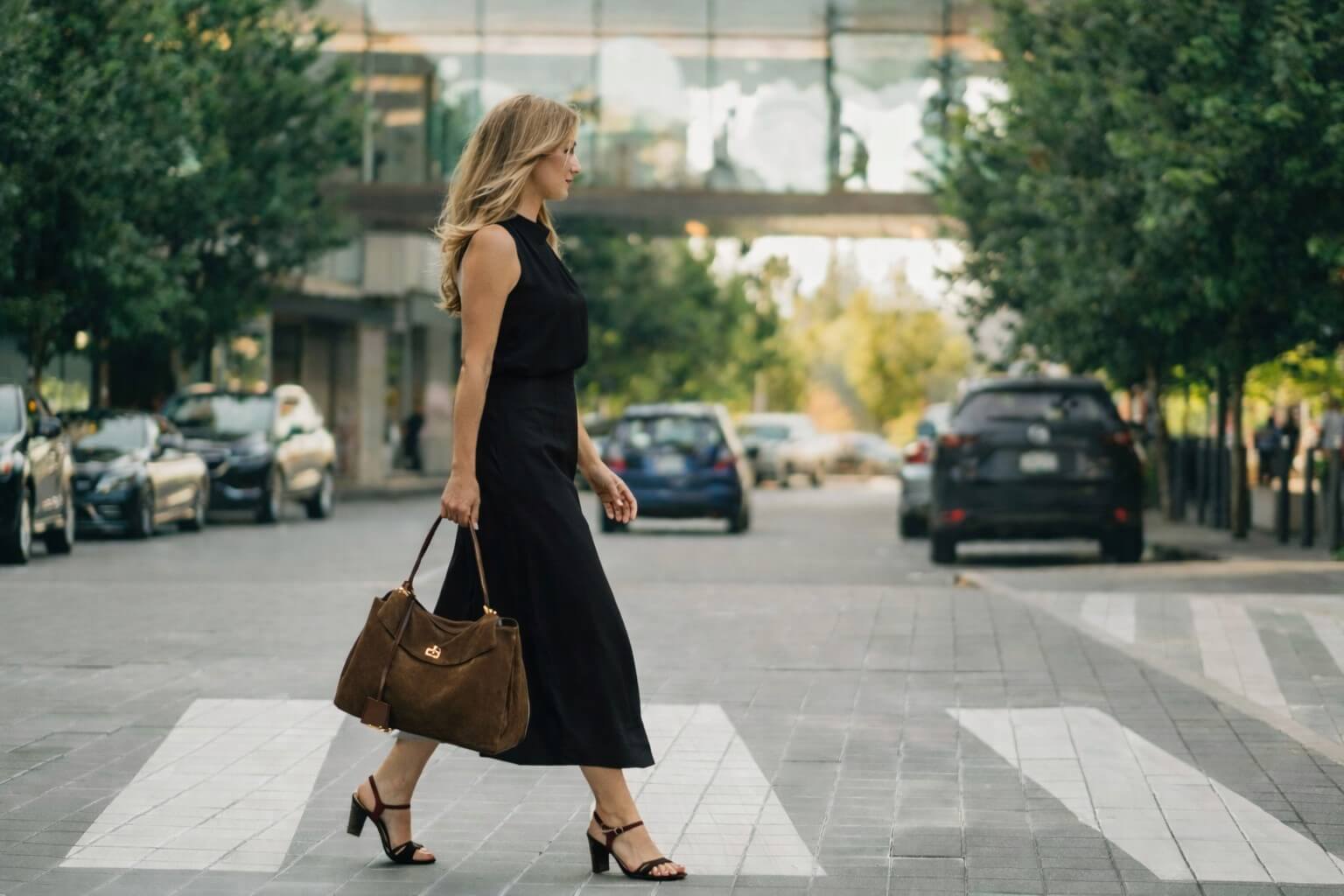 Mantilla Eve Schultertasche Damen Leder braune Handtasche Lifestyle in der Stadt