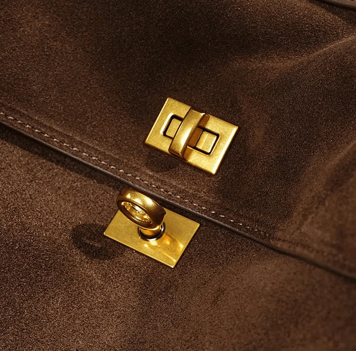 Braune Wildleder Handtasche Damen Leder goldener Verschluss Detail